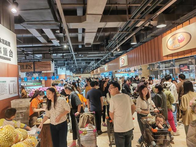 胖东来现象——国庆期间300万游客背后的“密码”