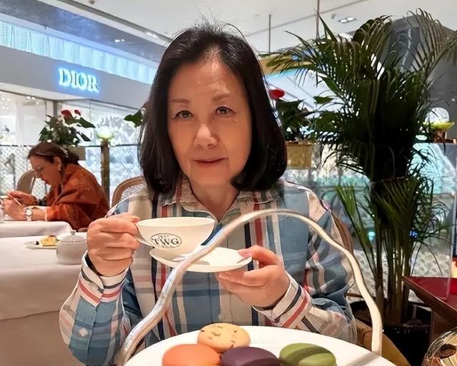 78岁连路都走不稳还开演唱会，全网骂声一片	，她却扬言回馈粉丝