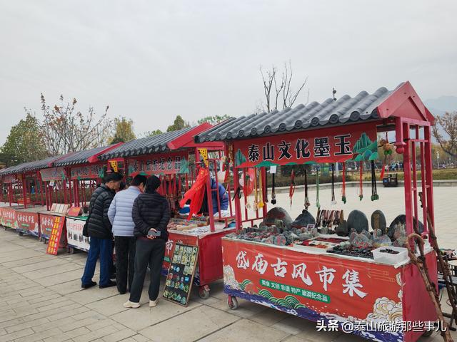 泰安：一个广场里的2个躺椅爆红网络，“抢位大战”让你“躺”赢