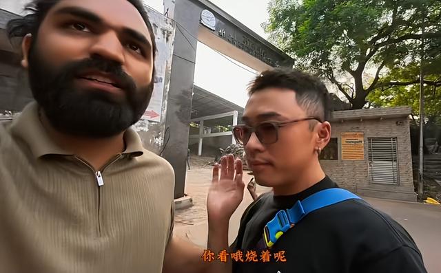 东北小伙闯印度，窜稀5天，参观火葬场发现骨灰撒恒河，恶心坏了