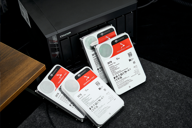 威联通新品NAS Qu805开箱：家用级定价、企业级性能,真香!