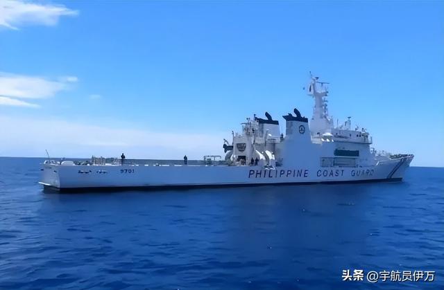 首次曝光：仁爱礁海域，中国海警拖离菲侵权船只，菲士兵已掏出枪