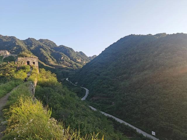 长城青山关初秋晨景