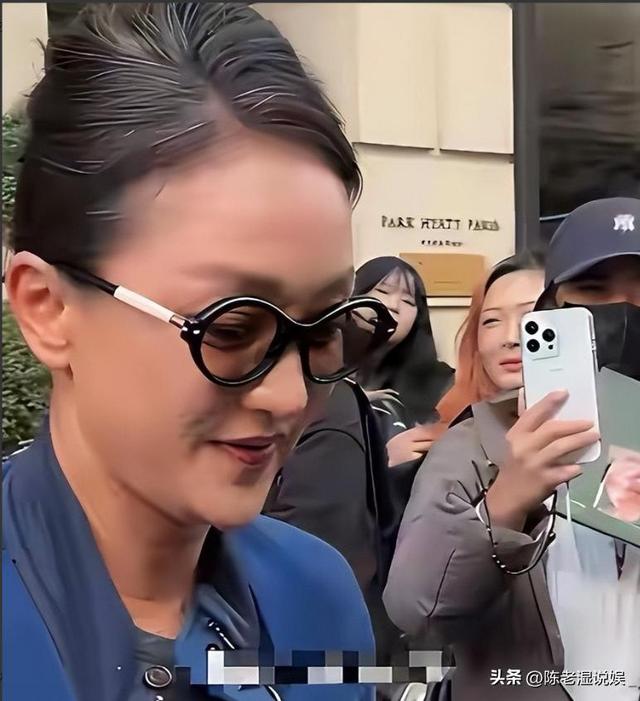 50岁周迅头发花白，瘪嘴模样一脸老态认不出	，无儿无女成最大遗憾