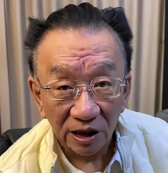 79岁侯耀华晚年凄凉！独居北京无保姆照料	，家里脏乱差环境寒酸