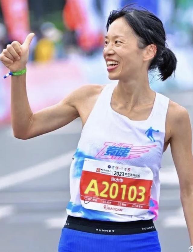 50岁老护士挺张水华，爆临床夜班16小时连轴转	，她有背景早调岗了