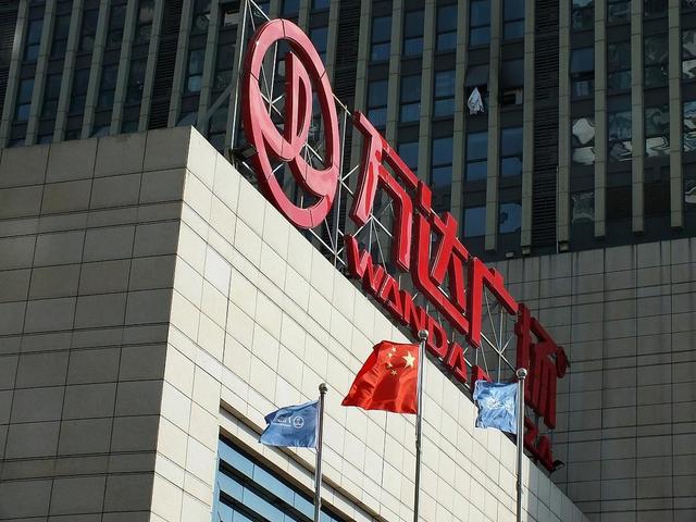 71岁王健林现身新疆，瘦成皮包骨，儿子王思聪本性难改又换新女友