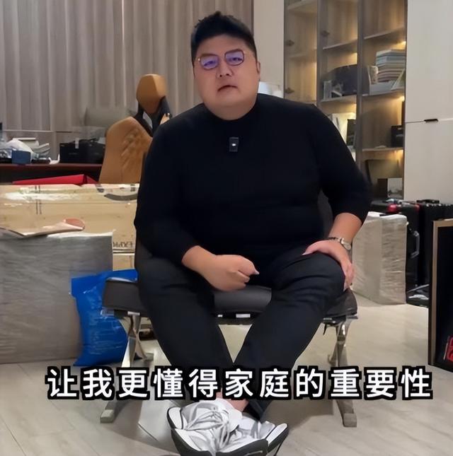 离婚一个月后再看猴哥与前妻，一个开始找下家，一个“名声扫地”