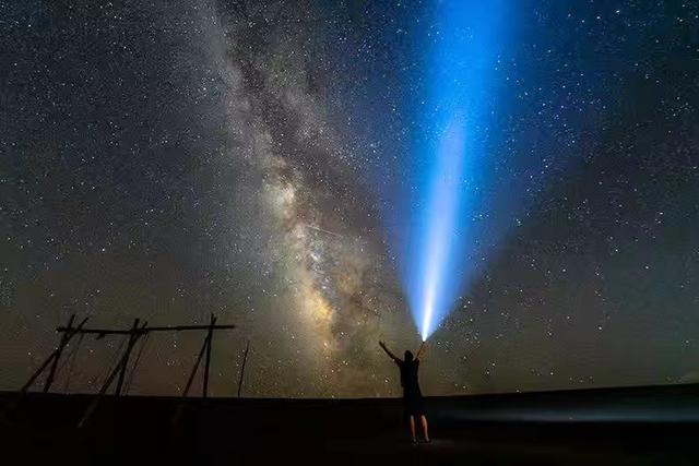 紧急救援 在无人区的沙漠彻夜狂奔