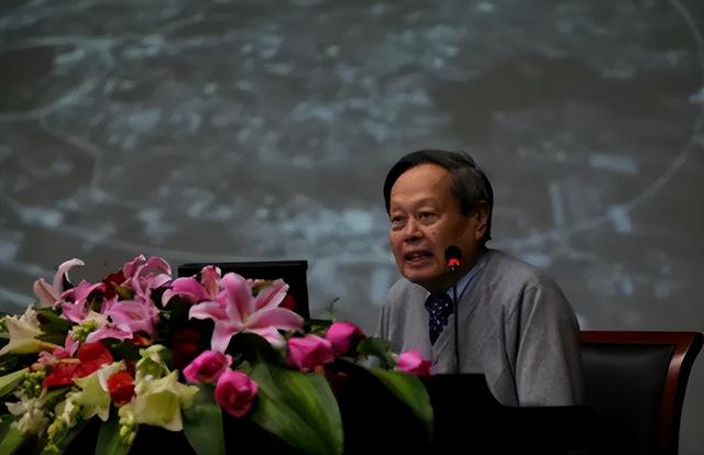 杨振宁去世才2天，令人恶心的一幕出现了，杨振宁助理曾辟谣