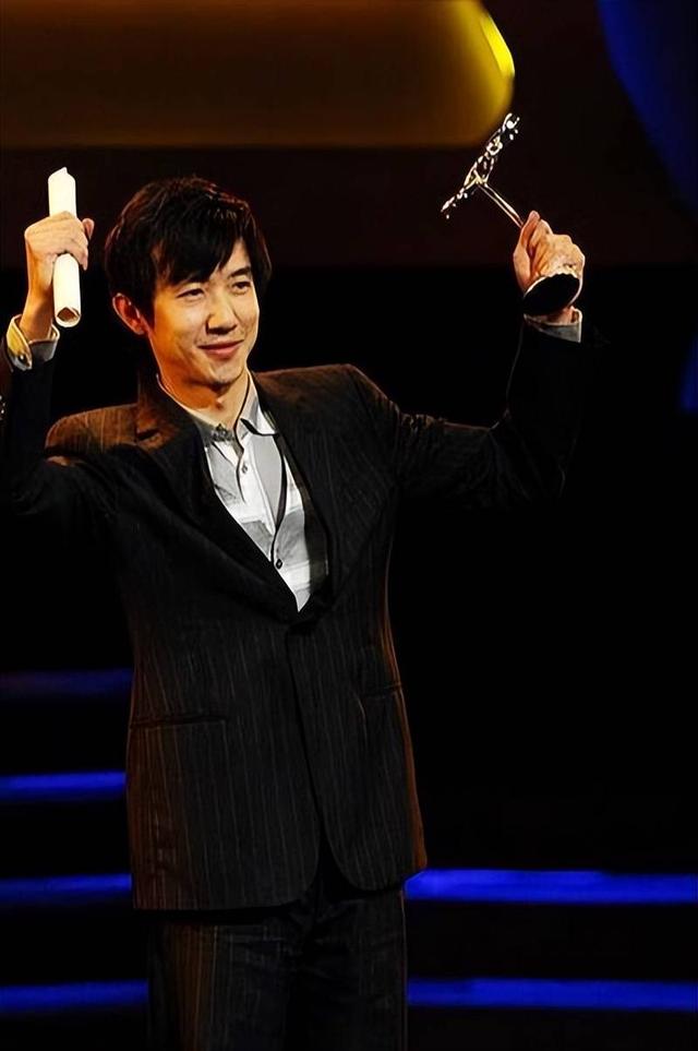 李小冉为他流产2次，梅婷养他6年，今娶小15岁娇妻，鄢颇凭什么？