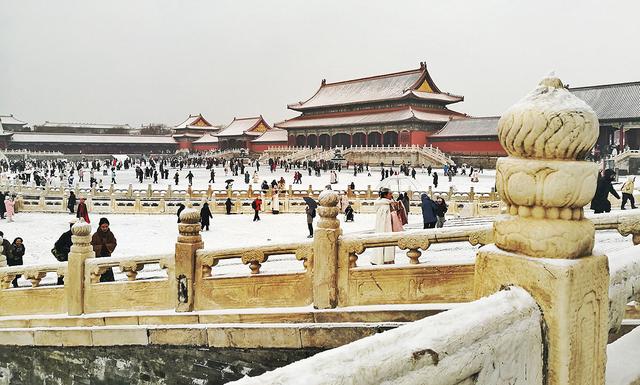 京城初雪拂过紫禁城的每一个角落 故宫红墙金瓦变身童话仙境