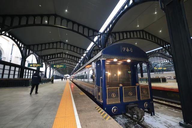 “哈尔滨”的移动城堡 尽享奢华！有观景天窗的豪华专列！