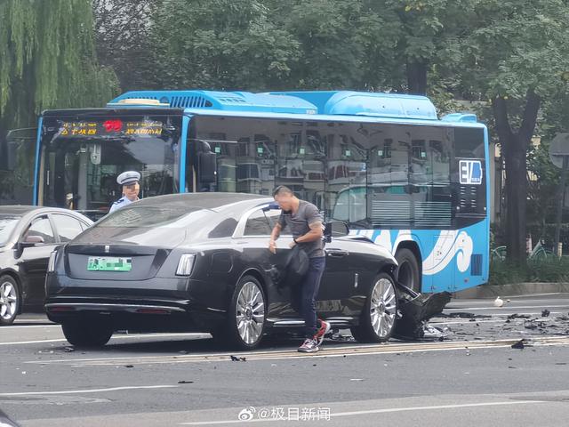 交警回应陈震劳斯莱斯事故：下午3时许发生，事故正在处理