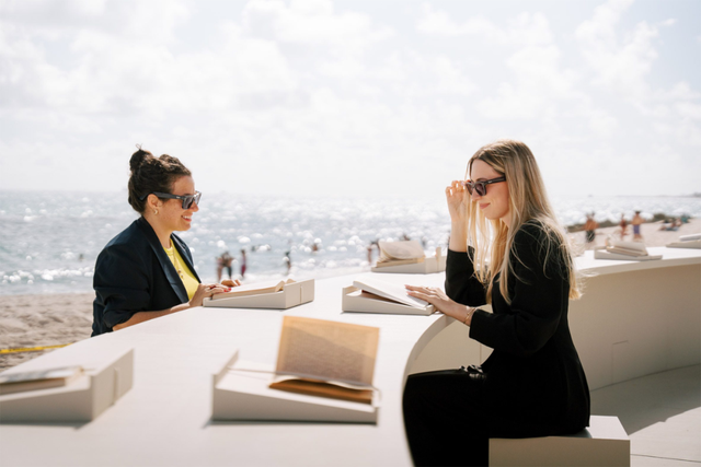 出片率100%！迈阿密海边的“旋转”图书馆