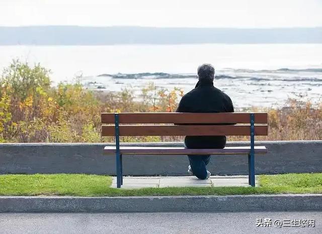 从一幅50后老同学聚会的照片看，相比于女人，男人真的很脆弱！