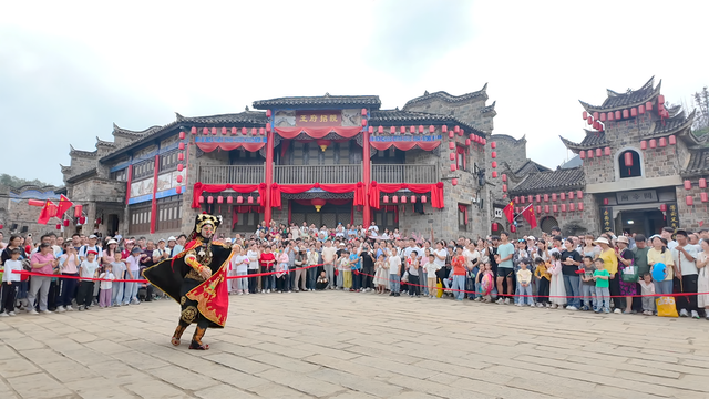 国庆“红装”迎客“大别山国潮文化旅游节”60余场表演嗨翻假期