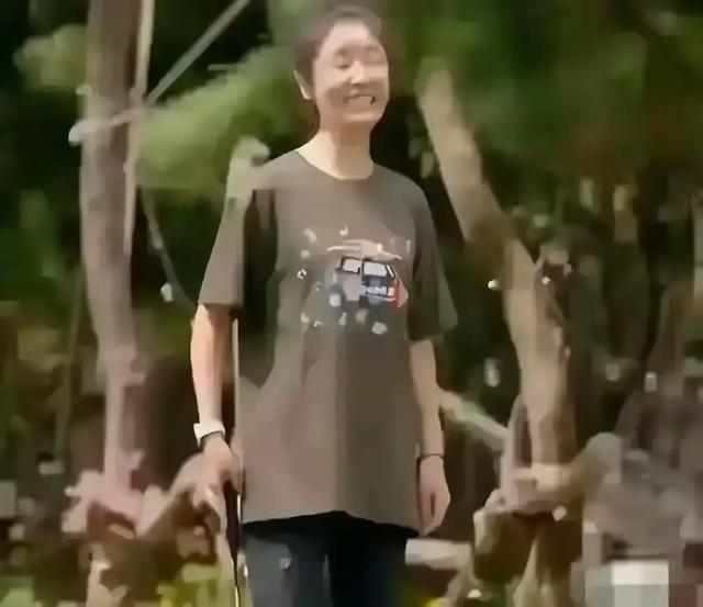 47岁林心如老到认不出！面部松弛憔悴沧桑，素颜打扮像农村大妈