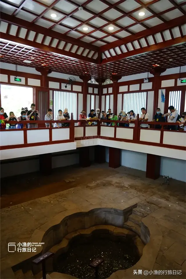 OK，西安华清池里的杨贵妃雕像“穿”上秋裤了！