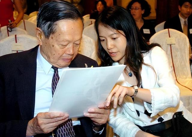 翁帆回复好友悼念杨振宁，只有4个表情，杨振宁早已筹谋