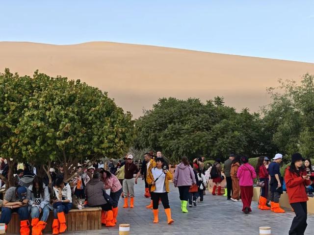 双节同庆，欢乐满溢！鸣沙山月牙泉再现文旅热潮