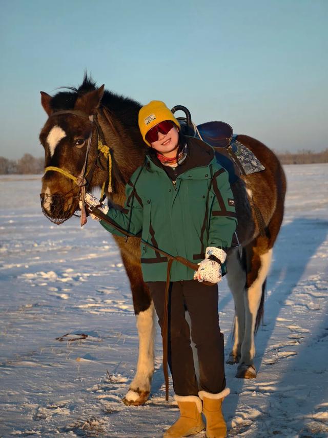 适合冬游的冰雪小城，和本地人冰湖捕鱼、雪地骑马，鱼肉吃到撑！