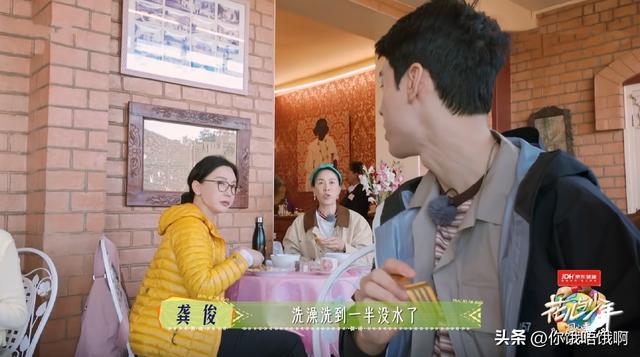 那英敷着面膜走进房间，李沁认不出是她