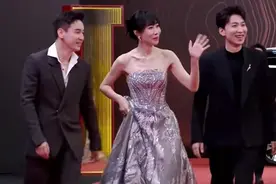 任素汐走红毯，任彬、张弛一左一右陪伴，网友：你们仨把日子过好图片