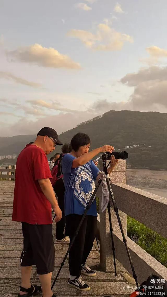 彩色旅图｜光影里的霞浦：捕捉退潮日出的瞬间，沙滩带着酒窝微笑