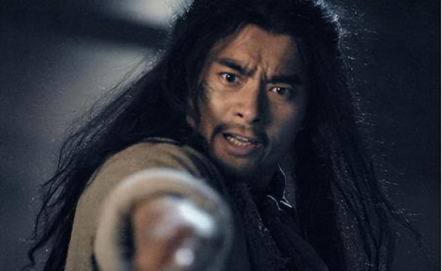 武松杀潘金莲时，为何要撕开她的衣服？看完不得不夸武松经验丰富