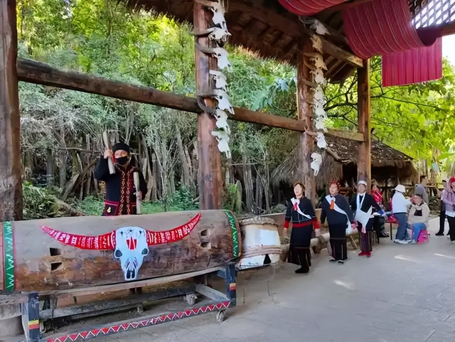 九年记录翁丁变迁：刘春雨直言，文化之变藏在村寨的烟火与灰烬里