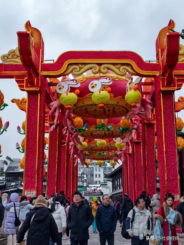 大寒雪落秦淮畔 四秩灯会映金陵 古建银装裹红韵入画来