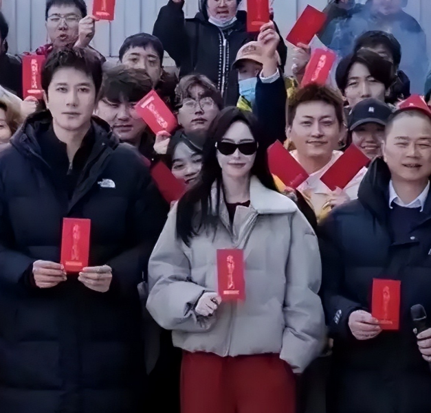 婚变传闻后，罗晋携任素汐与母亲去祈福，撕下了唐嫣仅存的体面