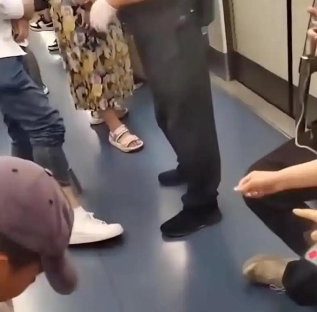 地铁偷拍案二审判了！涉事两女生社会性死亡，4大疑问是时候解开