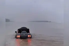 一时入水一时爽，仰望U8两栖入湘江，比亚迪：不鼓励用户尝试！图片