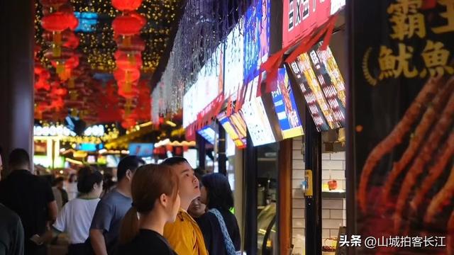 四川人口仅次成都的城市，藏着半部巴蜀史，夜晚街头尽显市井本色
