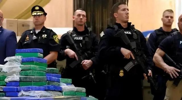 哥伦比亚富油区变战场，美军舰开火屠杀平民，佩特罗和特朗普对骂