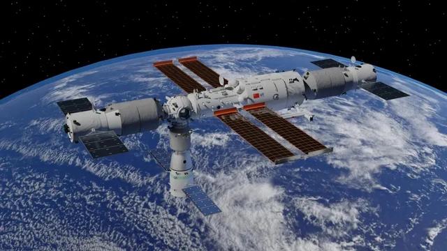 大批星链卫星突然坠落地球！中国空间站有3名航天员，怎么应对