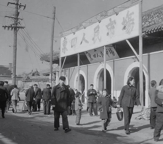 32年前一场大火，北京地标商圈传奇就此陨落，重建后热闹喧嚣不再