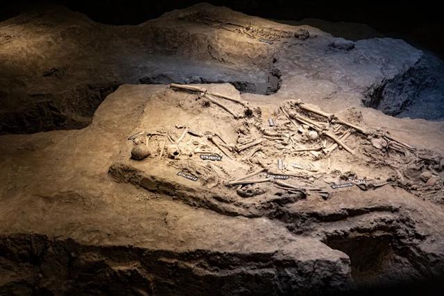 一条穿越黑暗，抵达光明的铭记之路！