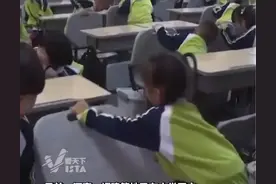 泉州一小学试点可折叠桌椅火了 小学生午休实现“躺睡自由” 学生:趴着睡觉颈椎不舒服 现在更加舒适图片