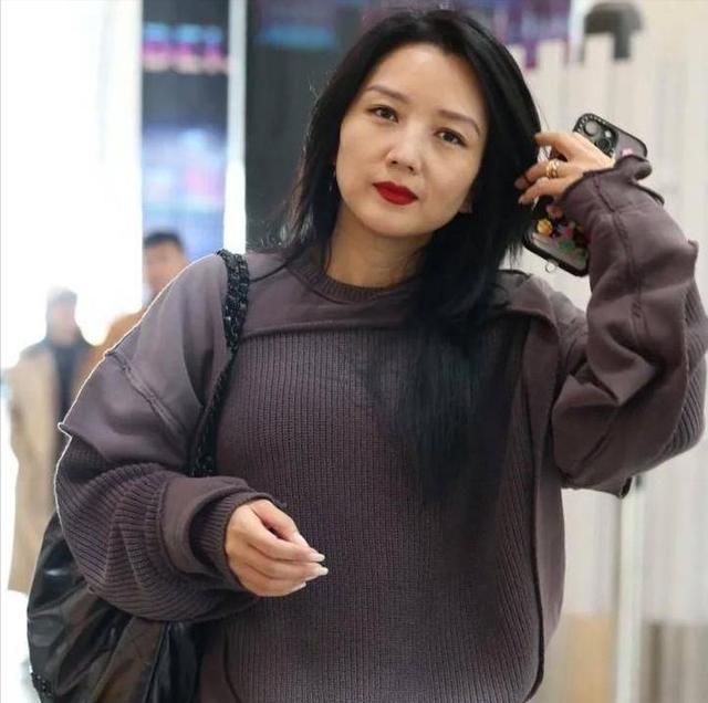 39岁何洁不忍直视，腋下勒出副乳肚子三层肉，要养4个娃操劳疲惫