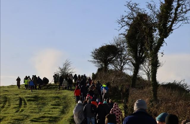 雨伴诗篇降！曼坎・马甘月忌仪式，乌斯内赫山聚追思人