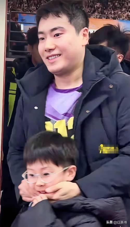 梁靖崑儿子太争气！子承父业获男单冠军奖状拿到手软，他亲自颁奖