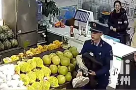 笑不活了！兵哥哥借水果店換衣服，出来那一刻老板娘笑到合不拢嘴图片