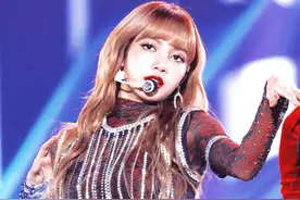 Lisa 疯马秀表演引关注：全裸上身尺度大，六次出场脱衣震撼观众图片