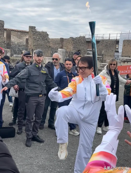 官媒对成龙的称呼变了，三字之差释放强烈信号，王晶那番话没说错