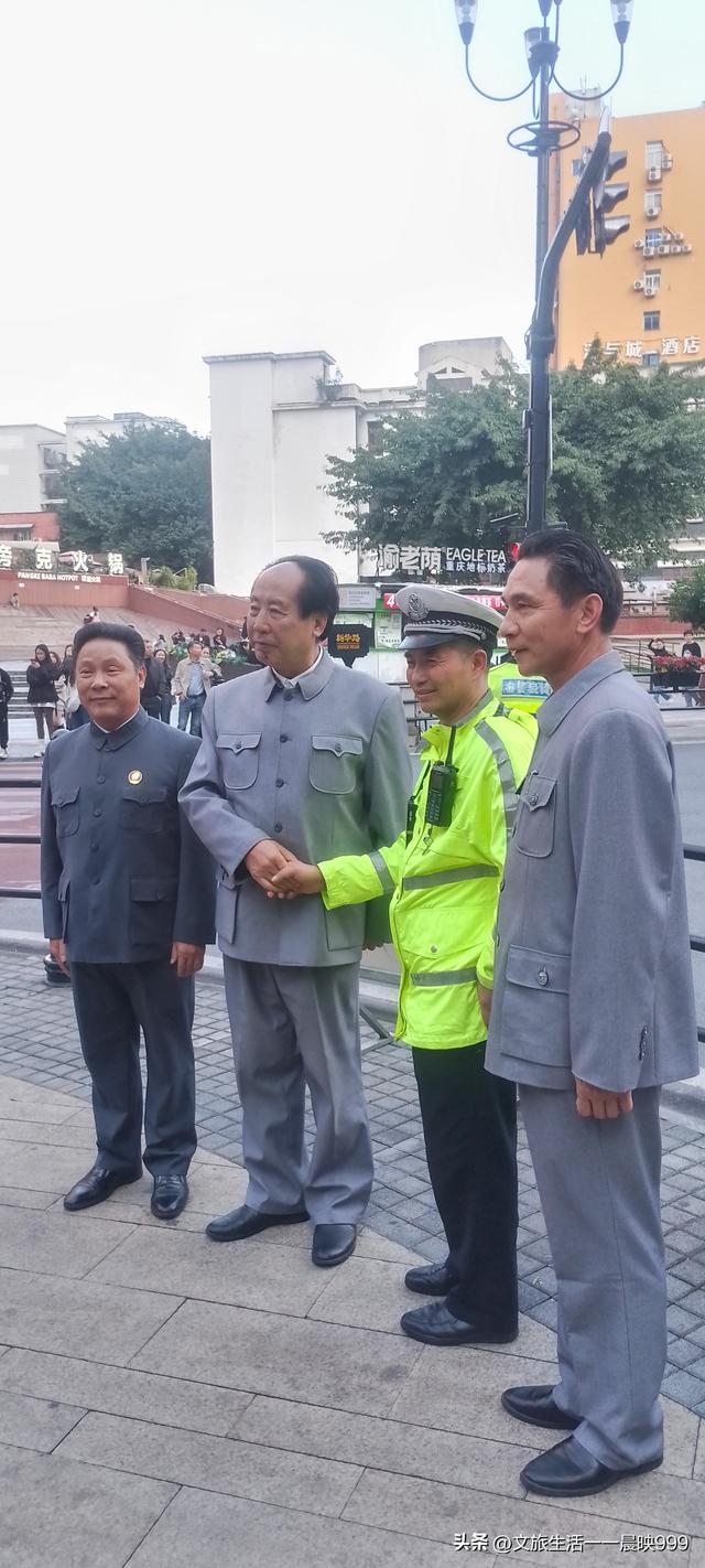 《重走长征路》特型演员在重庆受热捧