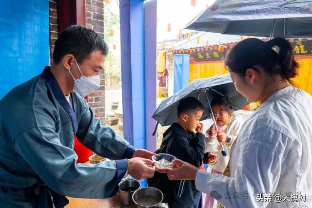 国庆洪洞大槐树“槐下设宴” 游客免费畅享点赞如潮