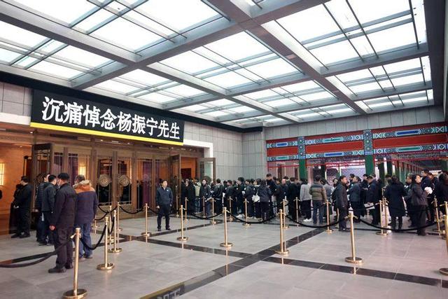 杨振宁遗体告别！送别队伍望不到头，翁帆哭红眼，好友曝临终细节